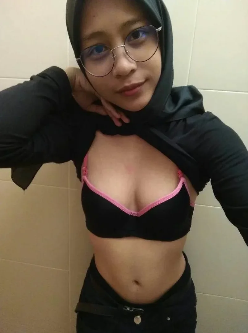 Latest Indo Video Viral Artis Phenomenon of Abg Viral Sma 2025 Ukhti Jilbab Wiwik di Warung Kosong Takut Ketahuan One for All Indonesia